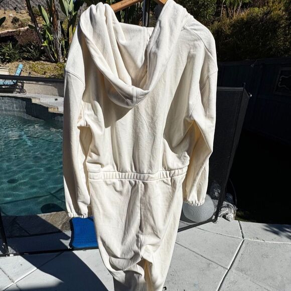 Y2K · Velour Revival · Luxe · Celebrity Off-Duty · Cozycore - Picture 3 of 10